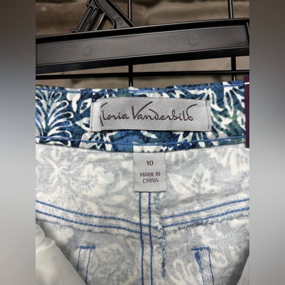 Gloria Vanderbilt Blue and White Floral Denim Capri Pants, Size: 10, NWT - Picture 3 of 5